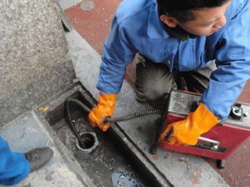 江汉石油管理局疏通下水道