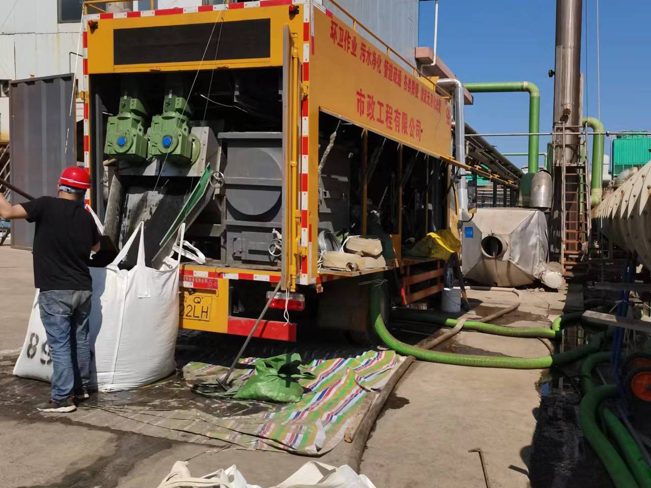 江汉石油管理局淤泥压干处理